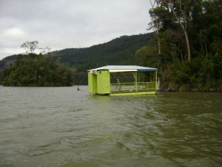 Balsa para pesca noturna de peixe rei